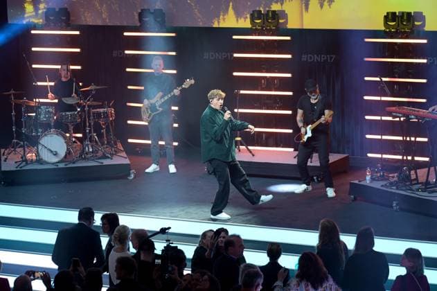 Deutscher Nachhaltigkeitspreis 2024 am 29.11.2024 im Maritim Hotel in Düsseldorf Tim Bendzko ( Musiker ) steht mit seiner Band auf der Bühne