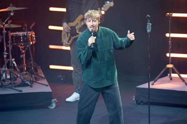Deutscher Nachhaltigkeitspreis 2024 am 29.11.2024 im Maritim Hotel in Düsseldorf Tim Bendzko ( Musiker ) steht mit seiner Band auf der Bühne