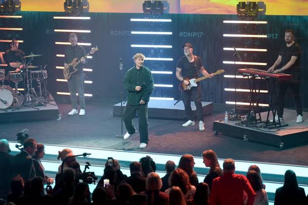 Deutscher Nachhaltigkeitspreis 2024 am 29.11.2024 im Maritim Hotel in Düsseldorf Tim Bendzko ( Musiker ) steht mit seiner Band auf der Bühne