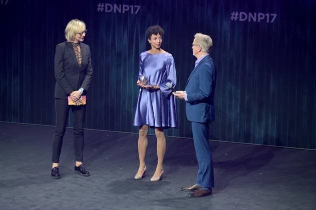 Deutscher Nachhaltigkeitspreis 2024 am 29.11.2024 im Maritim Hotel in Düsseldorf V. l. n.r. Heike Drechsler ( Sportlerin ), Malaika Mihambo ( Leichtathletin und Weitspringerin ), Norbert König ( Moderator ) bei der Preisverleihung an Malaika Mihambo.