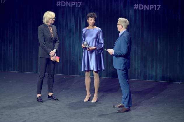 Deutscher Nachhaltigkeitspreis 2024 am 29.11.2024 im Maritim Hotel in Düsseldorf V. l. n.r. Heike Drechsler ( Sportlerin ), Malaika Mihambo ( Leichtathletin und Weitspringerin ), Norbert König ( Moderator ) bei der Preisverleihung an Malaika Mihambo.