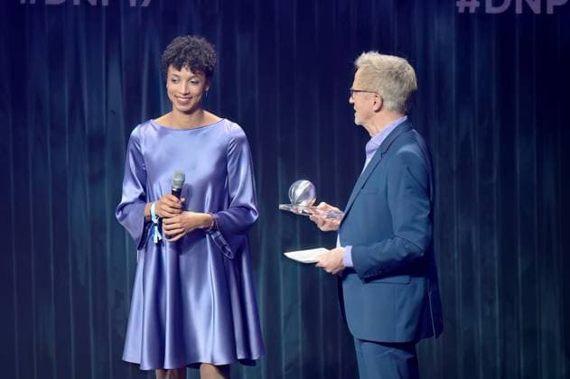 Deutscher Nachhaltigkeitspreis 2024 am 29.11.2024 im Maritim Hotel in Düsseldorf Malaika Mihambo ( Leichtathletin und Weitspringerin ), links und Norbert König ( Moderator ) bei der Preisverleihung an Malaika Mihambo.