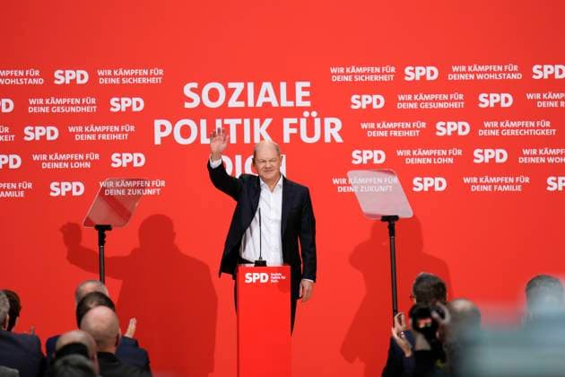 News Themen der Woche KW48 News Bilder des Tages SPD-Bundestagswahlkampf, Wahlsiegkonferenz , Bundeskanzler Olaf Scholz SPD startet in den Bundestagswahlkampf, Wahlsiegkonferenz im Willy-Brandt-Haus, Bundeskanzler Olaf Scholz Generalsekretär Matthias Miersch, 1. Parlamentarische Geschäftsführerin Katja Mast, Fraktionsvorsitzender Rolf Mützenich, Bundeskanzler Scholz, Bärbel Bas, Präsidentin des Deutschen Bundestages, Kanzleramtsminister Schmidt, Bundesverteidigungsminister Pistorius, Bundesgesundheitsminister Lauterbach, Bundesinnenministerin Faeser, Bundesministerin Schulze, Bundesministerin Geywitz, Bundesarbeitsminister Heil, Staatsminister Schneider, Regierungssprecher Hebestreit Berlin Berlin GER *** SPD Bundestag election campaign, election victory conf