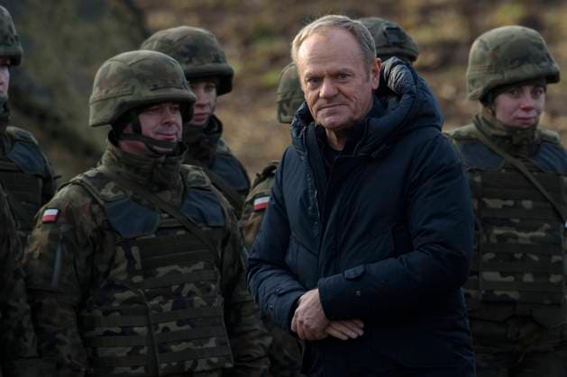 News Themen der Woche KW48 News Bilder des Tages Polish PM Visits First Stage Of The East Shield Near Border With Russia. Polish Prime Minister Donald Tusk visits members of the Polish armed forces at the Polish-Russian border in Dabrowka, Poland, on November 30, 2024. The East Shield programme comprises a complex of barriers, fortifications, and state-of-the-art airspace monitoring systems designed to guard Poland s northern and eastern borders. According to the existing plans, the fortifications encompass Podlasie, Lublin, Warmia-Masuria, and parts of Masovia voivodeships. The cost of the entire programme is estimated at PLN 10 billion, with construction work expected to be completed by 2028. Dabrowka Poland  Copyright: xAleksanderxKalkax originalFilename: kalka-polishpm241130_npXEi.jpg