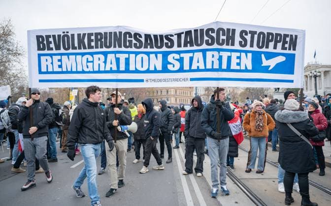 News Themen der Woche KW48 News Bilder des Tages 20241130 Demo Macht euch bereit WIEN, OESTERREICH - 30. NOVEMBER: TeilnehmerInnen der von der Polizei untersagten Gross-Demonstration bzw. Standkundgebung unter dem MOTTO -Fuer unser Oesterreich - Nein zur Zuckerl-Koalition- und -Fuer Frieden und Neutralitaet- als Reaktion unter anderem auf die juengsten politischen Ereignisse vor dem Parlament auf der Wiener Ringstrasse am 30. November 2024 in Wien, Oesterreich. 241130_SEPA_17_109 Copyright: xIsabellexOuvrardx SEPAxMedia