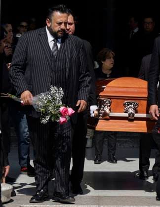 Posthumous Tribute To The First Mexican Actress Silvia Pinal Funeral home staff outside the Palacio de Bellas Artes in Mexico City, Mexico, on November 30, 2024, carry the coffin of the first Mexican actress Silvia Pinal, who dies at the age of 93 on November 28, 2024, after a complication in her health. Dozens of people attend her posthumous tribute to say their last goodbye. Mexico City Mexico City Mexico  Copyright: xGerardoxVieyrax originalFilename: vieyra-notitle241130_nplkP.jpg