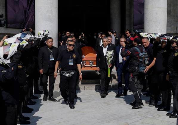 Posthumous Tribute To The First Mexican Actress Silvia Pinal Funeral home staff outside the Palacio de Bellas Artes in Mexico City, Mexico, on November 30, 2024, carry the coffin of the first Mexican actress Silvia Pinal, who dies at the age of 93 on November 28, 2024, after a complication in her health. Dozens of people attend her posthumous tribute to say their last goodbye. Mexico City Mexico City Mexico  Copyright: xGerardoxVieyrax originalFilename: vieyra-notitle241130_npul9.jpg