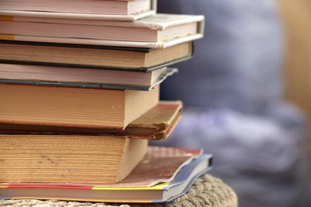 Stapel mit verschiedenen Büchern, die Wissen, Bildung und Weisheit symbolisieren A pile of assorted books representing learning and education with a warm, inviting atmosphere in the background. Copyright: xZoonar.com NerijusxLiobex 22301073