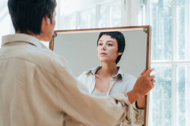 Creative Highlights Symbolbilder A young attractive woman peers at her reflection in the mirror. A young attractive woman peers at her reflection in the mirror. ,model released, Symbolfoto Copyright: xZoonar.com TITOVAxILONAx 22307028 ,model released, Symbolfoto ,property released