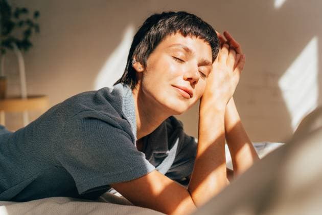 Creative Highlights Symbolbilder Eine Frau liegt auf einem Bett im hellen Sonnenlicht des Fenster A woman lies on a bed in bright sunlight from the window. ,model released, Symbolfoto Copyright: xZoonar.com TITOVAxILONAx 22307062 ,model released, Symbolfoto ,property released
