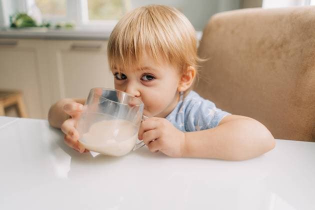 Creative Highlights Symbolbilder Little toddler girl drinks delicious fresh milk from a mug in the kitchen at home. Little toddler girl drinks delicious fresh milk from a mug in the kitchen at home. ,model released, Symbolfoto Copyright: xZoonar.com TITOVAxILONAx 22307322 ,model released, Symbolfoto ,property released