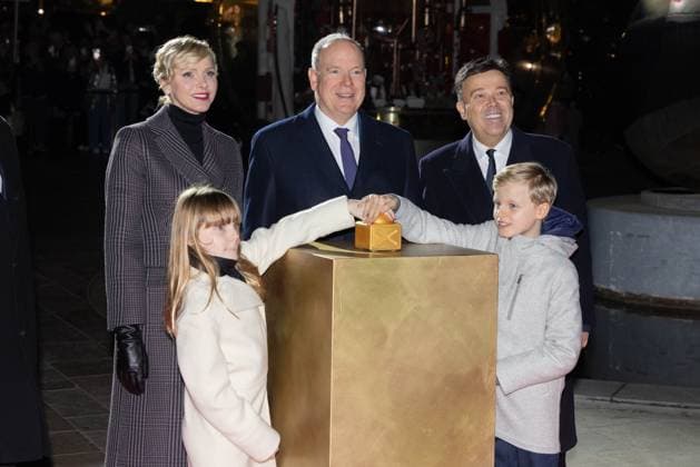 Entertainment Themen der Woche KW48 No Tabloid TT SS HH Prince Albert II and Princess Charlene of Monaco with Their Children H S H Prince Jacques and H S H Princess Gabriella launch the Christmas lights on the Casino de Monte Carlo square with Didier Guillaume, State Minister of Monaco, and Stéphane Valeri, Deputy President of the SBM NO TABLOIDS 311934 2024 11 30 Monaco Monaco Monaco  Copyright: xVinajx-xPoolxCrystalx xStarfacex STAR_311934_035