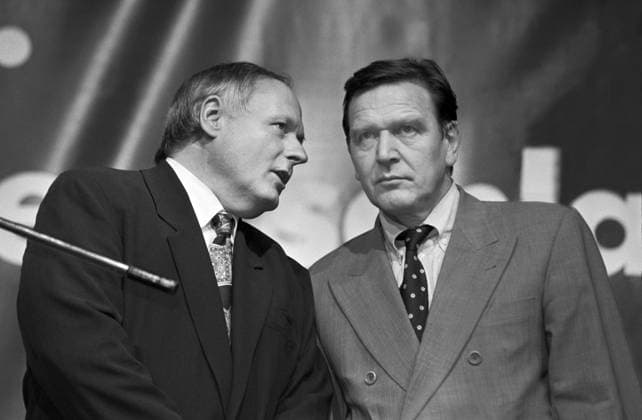 Archivbilder der Woche KW48 Deutschland, Frankfurt, 27.09.1994 Archiv.: 49-49-07 Wahlkampfreise von Rudolf Scharping Foto: Gerhard Schroeder und Oskar Lafontaine Vorstellung SPD-Plakat *** Germany, Frankfurt, 27 09 1994 Archive 49 49 07 Election campaign trip by Rudolf Scharping Photo Gerhard Schroeder and Oskar Lafontaine Presentation SPD poster