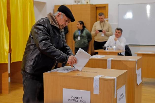 News Themen der Woche KW48 News Bilder des Tages (241201) -- MOGOSOAIA, Dec. 1, 2024 -- A man votes at a polling station in Mogosoaia, near Bucharest, Romania, Dec. 1, 2024. Romanian voters cast ballots for a new parliament on Sunday, shortly after the dark horse independent candidate Calin Georgescu s lead in the first round of the presidential election. More than 18 million Romanian citizens, including those living abroad, cast ballots to fill 332 seats in the Chamber of Deputies and 137 in the Senate. (Photo by Xinhua) ROMANIA-MOGOSOAIA-PARLIAMENT-VOTING CristianxCristel 