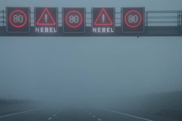 10.11.2024, Ulm, Baden-Wuerttemberg, GER - Nebelwarnung auf der A8 in Richtung Osten. (A 8, A8, Abstand, Alltag, aussen, Aussenaufnahme, Autobahn, Autos, Autoverkehr, BAB 8, Baden-Wuerttemberg, beeintraechtigt, Beeintraechtigung, Bremsweg, deutsch, Deutschland, diesig, dreispurig, dunstig, Europa, europaeisch, Fahrbahn, Fahrzeuge, gefaehrlich, Gefahr, Gesellschaft, Herbst, Jahreszeit, Kfz, Kraftfahrzeuge, Mindestabstand, Nebel, Nebelbank, nebelig, Nebelwarnung, neblig, Personenkraftwagen, PKW, QF, Querformat, schlechte Sicht, Sicherheit, Sicherheitsabstand, Sichtbehinderung, Sichtweite, Signalbruecke, Signalwechselbruecke, Strasse, Strassenszene, Strassenverkehr, Tempo 80, Tempolimit, Ulm, Unfallgefahr, Verkehr, Warnhinweis, Westeuropa, Wet