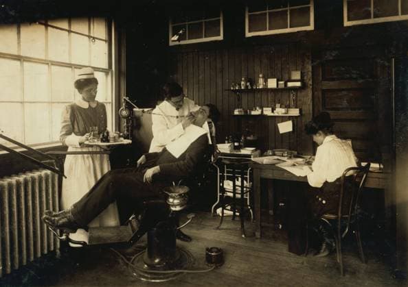 Archivbilder der Woche KW49 Dental work in Hospital. Hood Rubber Co., Cambridge, 1917 (b w photo) XOS9039205 Dental work in Hospital. Hood Rubber Co., Cambridge, 1917 (b w photo) by Hine, Lewis Wickes (1874-1940); Private Collection. Copyright: xBridgemanxImagesx 9039205