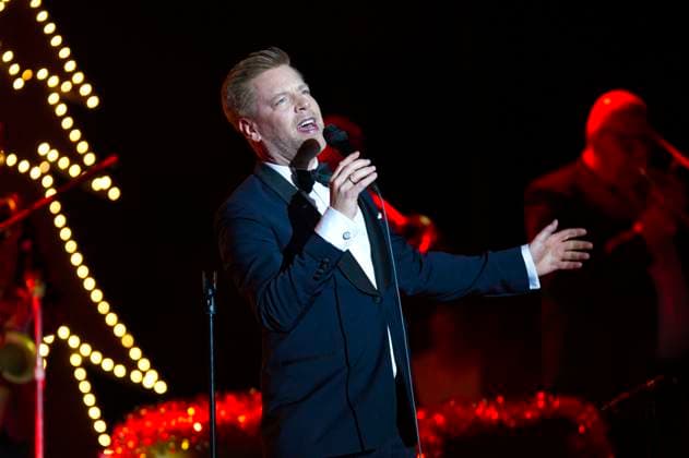 Entertainment Themen der Woche KW48 Entertainment Bilder des Tages Tom Gaebel live bei einem Konzert seiner A Christmas to Remember -Tour im Admiralspalast. Berlin, 01.12.2024 *** Tom Gaebel live at a concert of his A Christmas to Remember Tour at the Admiralspalast Berlin, 01 12 2024 Foto:xC.xBehringx xFuturexImagex gaebel_4203
