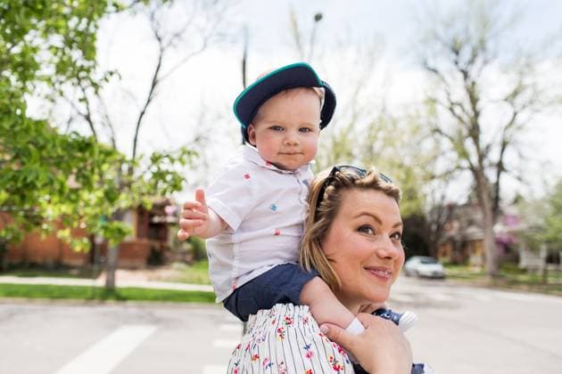 Creative Highlights Symbolbilder 783449156 Happy mom smiles while giving toddler son in a hat a piggyback ride Denver, Colorado, United States CR_APMS241125B-1540734-01 ,model released, Symbolfoto