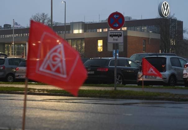 News Themen der Woche KW49 News Bilder des Tages IG Metall ruft zu flächendeckenden Streiks in VW-Werken auf. Blick auf das VW-Werk in Emden. Emden Niedersachsen Deutschland *** IG Metall calls for nationwide strikes at VW plants View of the VW plant in Emden Emden Lower Saxony Germany Copyright: xdiebildwerftx