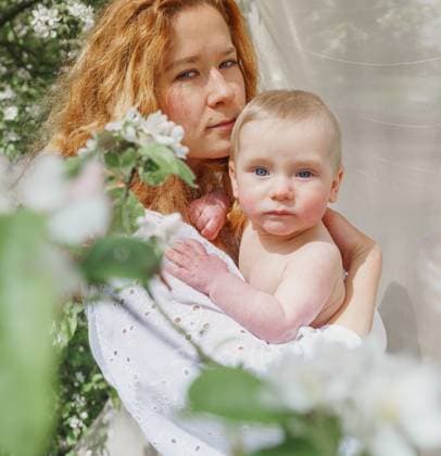 Creative Highlights Symbolbilder 783449156 Mother and son standing against blooming tree at park Amsterdam, NH, Netherlands R_DIRA210614A-753716-01 ,model released, Symbolfoto