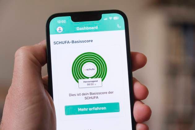 Die App Bonify zeigt auf einem Mobiltelefon den SCHUFA-Basisscore. Im vorliegenden Beispiel liegt er bei 99,50 % und ist damit hervorragend *** The Bonify app shows the SCHUFA basic score on a mobile phone. In this example, it is 99.50 % and is therefore excellent Nordrhein-Westfalen Deutschland, Germany GMS18097