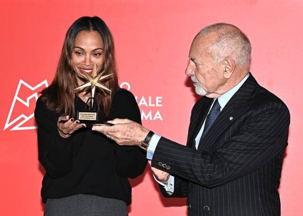 Turin, Italy Zoe Saldana receives the Stella della Mole Award at the National Museum of Cinema In the photo:Zoe Saldana receives the Stella della Mole Award from Enzo Ghigo, president of the National Museum of Cinema  Copyright: xNickxZonnax xipa-agency.netx xNickxZonnax IPA_Agency_IPA52044331