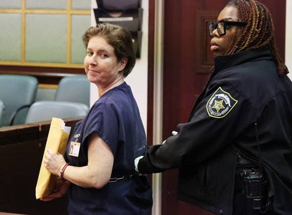 News Themen der Woche KW49 News Bilder des Tages US-NEWS-BOYFRIEND-SUITCASE-1-OS Sarah Boone smiles as she is led off in handcuffs in a courtroom of the Orange County Courthouse in Orlando, Florida, on Monday, Dec. 2, 2024. She was sentenced to life in prison for murdering her boyfriend, Jorge Torres Jr., in 2020 by suffocating him in a suitcase. (Stephen M. Dowell Orlando Sentinel TNS) Orlando FL - Florida USA EDITORIAL USE ONLY Copyright: xOrlandoxSentinelx 128499518W StephenxM.xDowellx krtphotoslive947876
