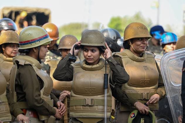 Bilder des Jahres 2024, News 12 Dezember News Themen der Woche KW49 News Bilder des Tages NOIDA, INDIA - DECEMBER 2: Heavy police force deployed at Mahamaya flyover to stop farmers going to Delhi for protest on December 2, 2024 in Noida, India. Led by the Samyukt Kisan Morcha, Farmers from Uttar Pradesh staged a large protest at the Noida-Delhi border, demanding fair compensation for acquired land. (Photo by Sunil Ghosh Hindustan Times) Farmers Protest March Stopped At Delhi Noida Border