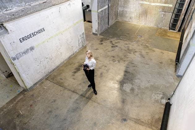 Entertainment Themen der Woche KW49 02.12.2024. Düsseldorf. Ausstellungseröffnung im Bilker Bunker Keine Freiheit ohne Pressefreiheit – 30 Jahre Reporter ohne Grenzen . Die belarussische Fotojournalistin Violetta Savchits führt durch die Ausstellung. Gezeigt werden Fotos aus Ruanda, Kolumbien, Belarus und Myanmar. Düsseldorf Bilker Bunker Nordrhein-Westfalen Deutschland *** 02 12 2024 Düsseldorf Exhibition opening in the Bilker Bunker No freedom without freedom of the press - 30 years of Reporters Without Borders Belarusian photojournalist Violetta Savchits guides through the exhibition Photos from Rwanda, Colombia, Belarus and Myanmar are on display Düsseldorf Bilker Bunker North Rhine-Westphalia Germany
