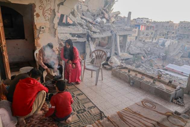 Bilder des Jahres 2024, News 12 Dezember News Themen der Woche KW49 News Bilder des Tages Israeli Palestinian conflict A Palestinian family sits amidst the rubble of their destroyed home, sharing a meal in Khan Younis, Gaza Strip, on December 3, 2024. Many displaced families struggle to access food and basic necessities. Gaza Gaza Strip Palestinian territories Copyright: xYoussefxAlzanounx