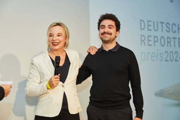 Reporter*innen Preis 2024: Preisverleihung im stillgelegten Kaufhaus Cank in Berlin Neukölln. Im Bild: die Preisträger in der Kategorie Beste Reportage . Frauke Hunfeld und Alexander Kauschanski für ihre Reportage Ein Ort, den es nicht geben dürfte. Die Reportatge erschie im SPIEGEL.