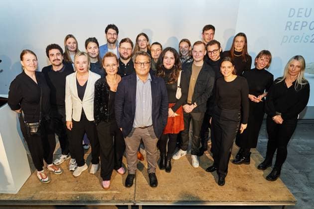 Reporter*innen Preis 2024: Preisverleihung im stillgelegten Kaufhaus Cank in Berlin Neukölln. Gruppenfoto der Preisträger und Preisträgerinnen.