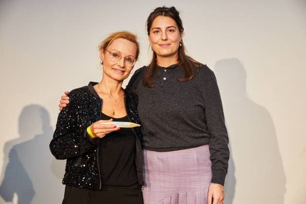 Reporter*innen Preis 2024: Preisverleihung im stillgelegten Kaufhaus Cank in Berlin Neukölln. Im Bild: die Preisträger*innen in der Kategorie Interview , Lala Artum und Eva Sudholt. Name der Reportage: Verbotene Liebe .