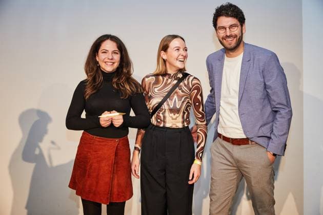 Reporter*innen Preis 2024: Preisverleihung im stillgelegten Kaufhaus Cank in Berlin Neukölln. Im Bild: die Preisträger*innen in der Kategorie Datenjournalismus + Multimedia . Name der Reportage: Herzstillstand kann alle treffen, jede Sekunde zählt SWR Datalab.