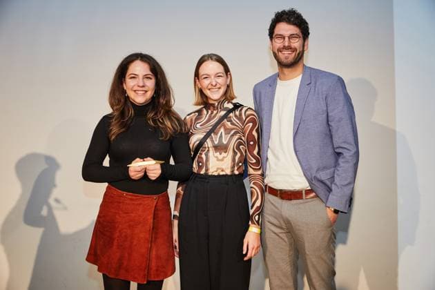 Reporter*innen Preis 2024: Preisverleihung im stillgelegten Kaufhaus Cank in Berlin Neukölln. Im Bild: die Preisträger*innen in der Kategorie Datenjournalismus + Multimedia . Name der Reportage: Herzstillstand kann alle treffen, jede Sekunde zählt SWR Datalab.