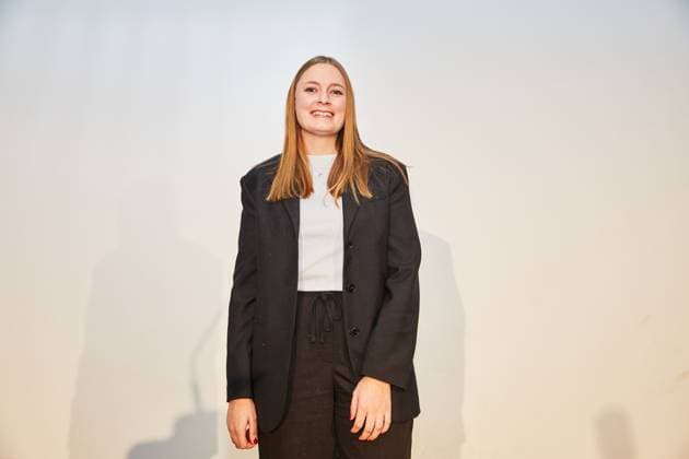 Reporter*innen Preis 2024: Preisverleihung im stillgelegten Kaufhaus Cank in Berlin Neukölln. Im Bild: die Preisträgerin der Kategorie Newcomer , Sophie Sommer. Name der Reportage: Ich spüre noch seine Hände auf mir .