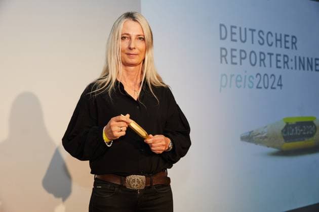 Reporter*innen Preis 2024: Preisverleihung im stillgelegten Kaufhaus Cank in Berlin Neukölln. Im Bild: die Preisträgerin der Kategorie Essay, Manuela Müller . Name der Reportage: Hakenkreuze von nebenan. .