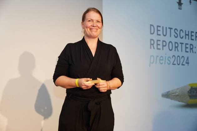 Reporter*innen Preis 2024: Preisverleihung im stillgelegten Kaufhaus Cank in Berlin Neukölln. Im Bild: die Preisträgerin der Kategorie Wissenschaftsreportage, Diana Laarz . Name der Reportage: Was heißt schon normal ?
