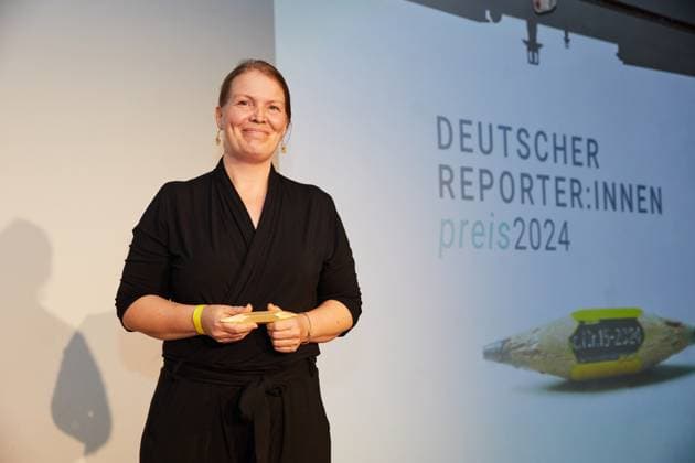 Reporter*innen Preis 2024: Preisverleihung im stillgelegten Kaufhaus Cank in Berlin Neukölln. Im Bild: die Preisträgerin der Kategorie Wissenschaftsreportage, Diana Laarz . Name der Reportage: Was heißt schon normal ?