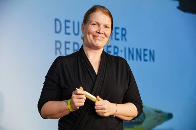 Reporter*innen Preis 2024: Preisverleihung im stillgelegten Kaufhaus Cank in Berlin Neukölln. Im Bild: die Preisträgerin der Kategorie Wissenschaftsreportage, Diana Laarz . Name der Reportage: Was heißt schon normal ?