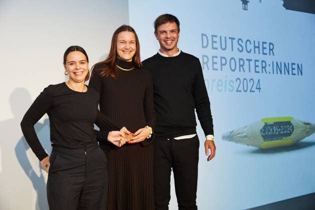 Reporter*innen Preis 2024: Preisverleihung im stillgelegten Kaufhaus Cank in Berlin Neukölln. Im Bild: die Preisträger*innen der Kategorie Podcast , Elena Kuch, Sebastian Pittelkow, Nadja Mitzkat, Daniel Drepper (Reihenfolge im Bild unbestimmt). Name der Reportage: Rammstein - Row Zero
