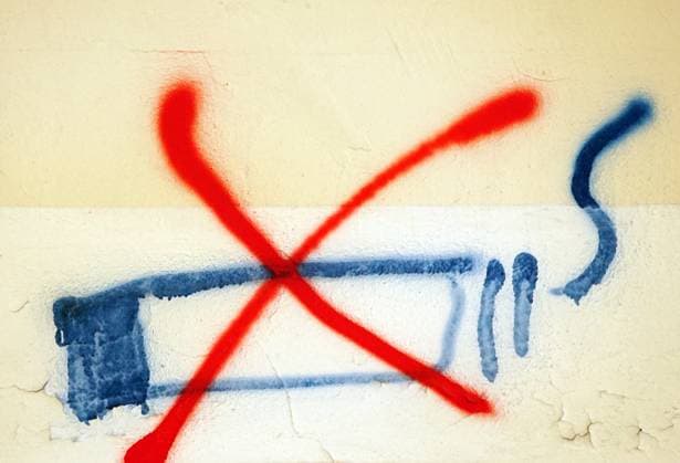 Graffiti blaue Zigarette rot durchgestrichen Nichtraucherzone *** Graffiti Blue Cigarette Red crossed out Non-smoking area 1131601244