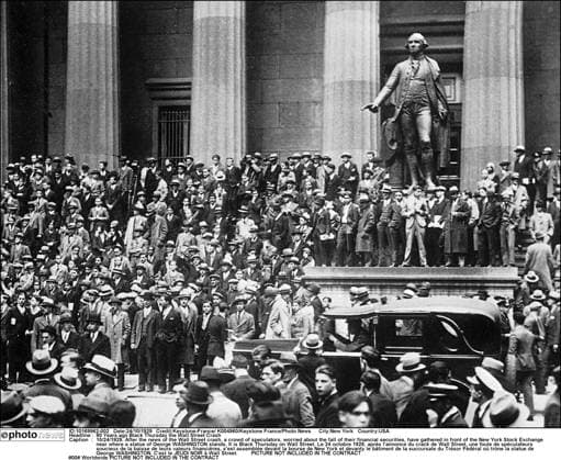 80 Years ago Black Thursday the Wall Street Crash 10 24 1929. After the news of the Wall Street crash, a crowd of speculators, worried about the fall of their financial securities, have gathered in front of the New York Stock Exchange near where a statue of George WASHINGTON stands. It is Black Thursday on Wall Street. Le 24 octobre 1929, après l annonce du crack de Wall Street, une foule de spéculateurs soucieux de la baisse de leurs valeurs financières, s est assemblée devant la bourse de New York et devanty le bâtiment de la succursale du Trésor Fédéral où trône la statue de George WASHINGTON. C est le JEUDI NOIR à Wall Street. New York USA  Copyright: xKeystone-France xK004960x