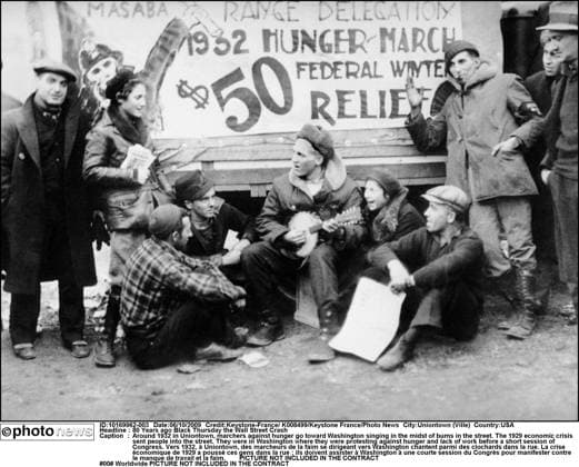 80 Years ago Black Thursday the Wall Street Crash Around 1932 in Uniontown, marchers against hunger go toward Washington singing in the midst of bums in the street. The 1929 economic crisis sent people into the street. They were in Washington where they were protesting against hunger and lack of work before a short session of Congress. Vers 1932, à Uniontown, des marcheurs de la faim se dirigeant vers Washington chantent parmi des clochards dans la rue. La crise économique de 1929 a poussé ces gens dans la rue ; ils doivent assister à Washington à une courte session du Congrès pour manifester contre le manque de travail et la faim. Uniontown (Ville) USA  Copyright: xKeystone-France xK008499x