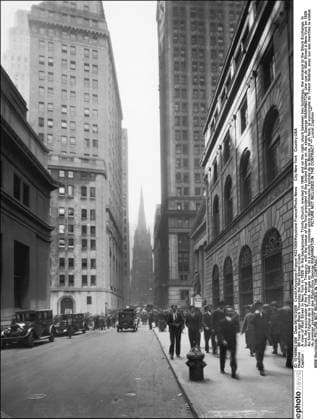 80 Years ago Black Thursday the Wall Street Crash A view of Wall Street in New York in 1929. In the background, Trinity Church, erected in 1846, and on the right, stuck between two buildings, the entrance to the Stock Exchange. In front, the succursale of the Federal Treasury, with the statue of the first president of the United States on its steps, George WASHINGTON. Une vue de Wall Street à New-York en 1929. Au fond l église de la Trinité, érigée en 1846, et à droite, coincée entre deux bâtiments, l entrée de la Bourse, et en face, la succursale du Trésor fédéral, avec sur ses marches la statue du premier président des Etats-Unis George WASHINGTON. *** Local Caption *** New York USA  Copyright: xKeystone-France xK021069x