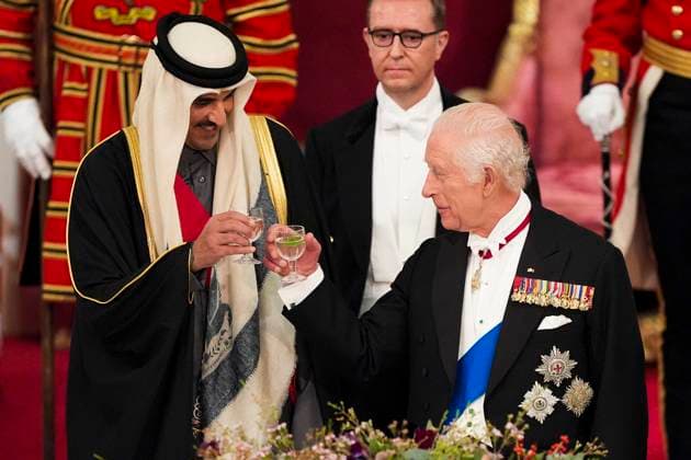 Entertainment Themen der Woche KW49 Entertainment Bilder des Tages The State Banquet for The Amir of Qatar The Amir of the State of Qatar, His Highness Sheikh Tamim bin Hamad Al Thani, accompanied by Her Highness Sheikha Jawaher bint Hamad bin Suhaim Al Thani, attend a State Banquet with King Charles III and Queen Camilla, at Buckingham Palace, London, UK, on the 3rd December 2024. Picture by Jordan Pettitt WPA-Pool London Buckingham Palace London United Kingdom  WHA-0776