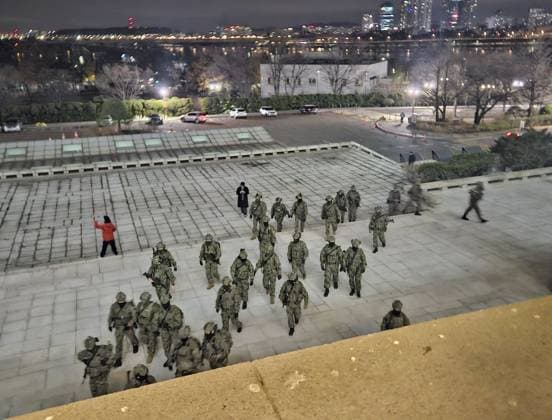 Bilder des Jahres 2024, News 12 Dezember News Themen der Woche KW49 News Bilder des Tages South Korea s declaration of martial law Soldiers move within the National Assembly compound in Seoul in the early hours of Dec. 4, 2024, after South Korean President Yoon Suk Yeol declared martial law.  A14AA0003817778P