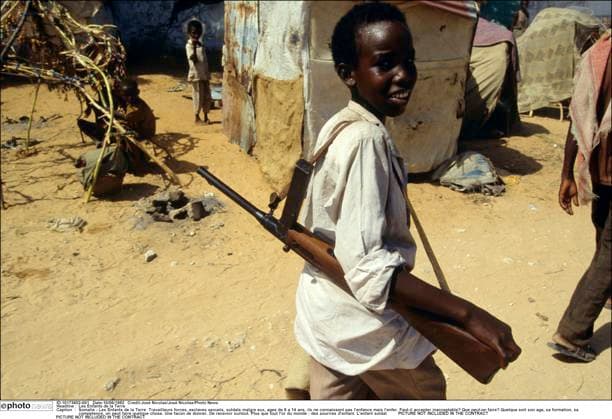 Archivbilder der Woche KW49 Les Enfants de la Terre Somalie - Les Enfants de la Terre Travailleurs forces, esclaves sexuels, soldats malgre eux, ages de 5 a 14 ans, ils ne connaissent pas l enfance mais l enfer. Faut-il accepter inacceptable? Que peut-on faire? Quelque soit son age, sa formation, sa competence, on peut faire quelque chose. Une facon de donner. De recevoir surtout. Plus que tout l or du monde : des sourires d enfant. L enfant soldat Somalia  Copyright: xJoséxNicolasx