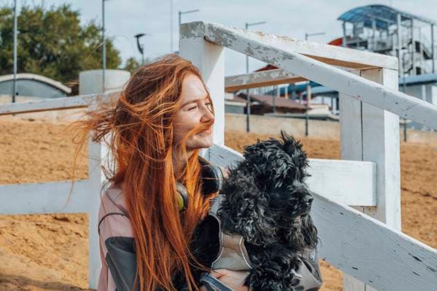 Creative Highlights Symbolbilder 783449156 connection between girl and pet, exploring nature, pet care Russia, Moscow Oblast, Russia CR_AIAI241202-1563291-01 ,model released, Symbolfoto ,property released