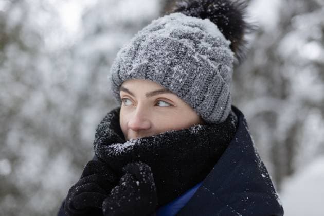 Creative Highlights Symbolbilder 783449156 Portrait of young woman in beanie and scarf in winter snowy forest Tallinn, Harju County, Estonia R_GHEW241203A-1595217-01 ,model released, Symbolfoto